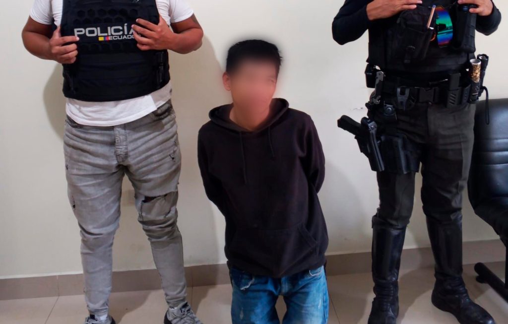 Sujeto le robó un fusil y un celular a un policía en Puyo. El uniformado vigilaba un arresto domiciliario y se quedó dormido.