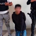 Sujeto le robó un fusil y un celular a un policía en Puyo. El uniformado vigilaba un arresto domiciliario y se quedó dormido.