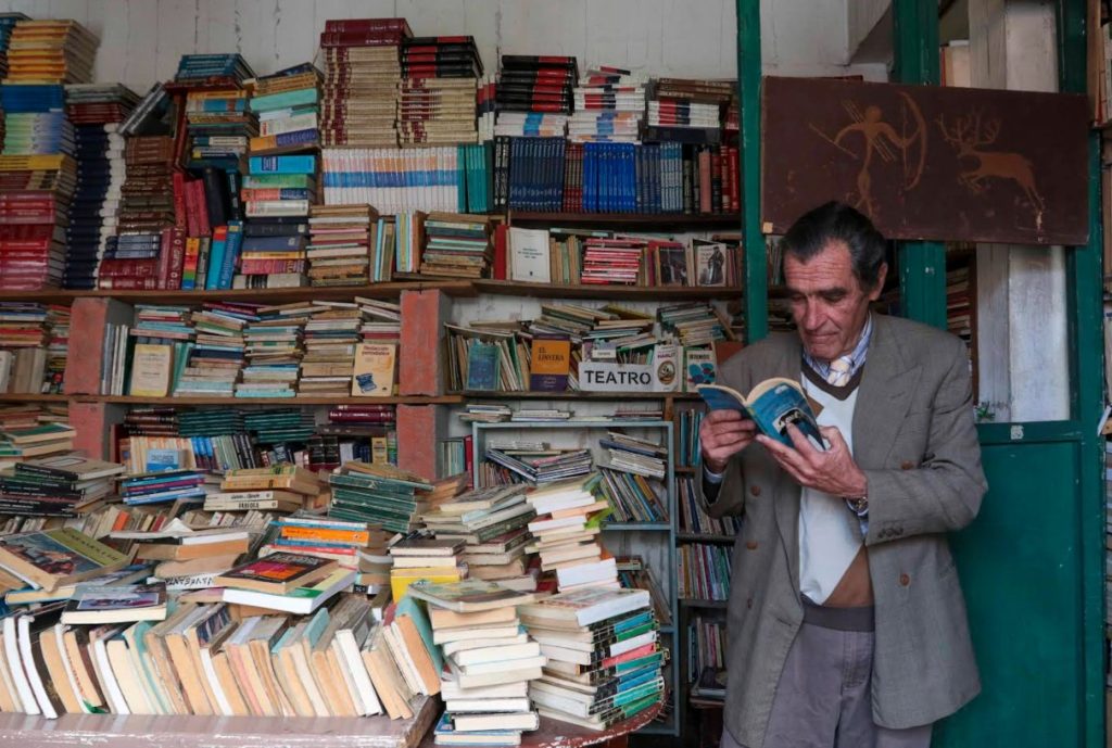 Mauricio Ponce en uno de los espacios de la librería. Foto: EL Mercurio