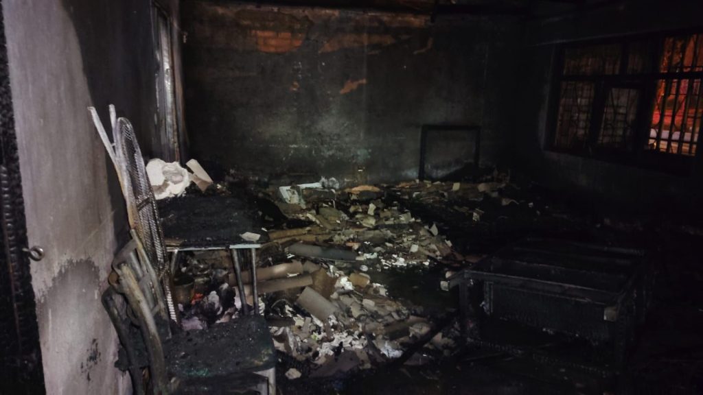 Tres habitaciones se vieron afectadas por un incendio en la intersección de las avenidas Ricardo Darquea y De las Américas. /Cortesía