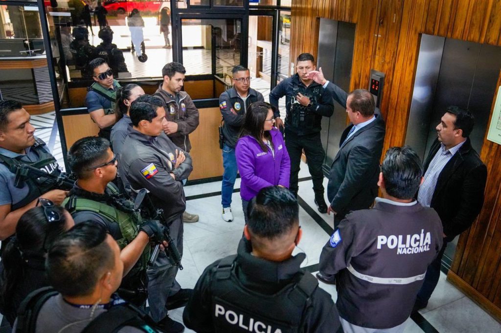 Esta mañana se llevó a cabo un operativo en las oficinas de la Centrosur. Foto: Nataly Morillo