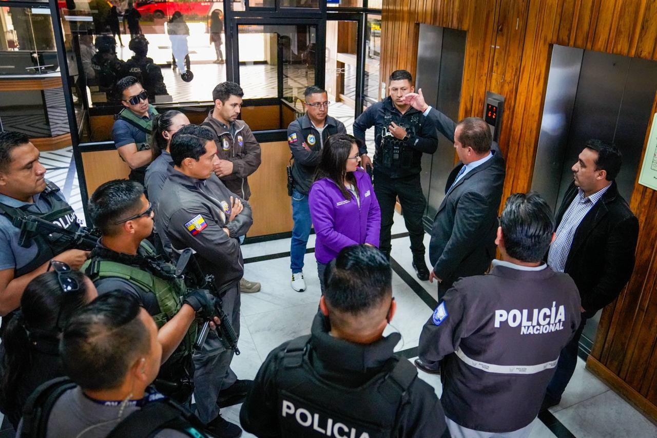 Esta mañana se llevó a cabo un operativo en las oficinas de la Centrosur. Foto: Nataly Morillo