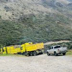 Imágenes compartidas por habitantes de Migüir dejan ver la presencia de los volquetes. Junto a ellas, se observa a militares. /Cortesía