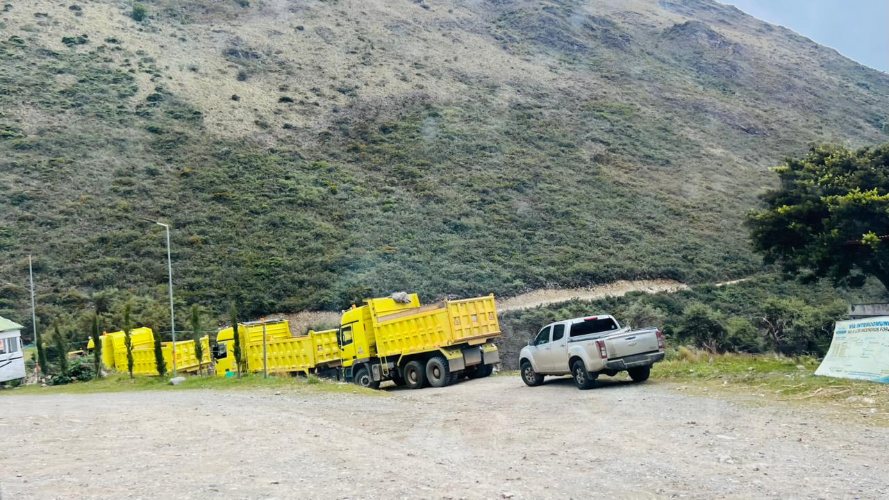 Imágenes compartidas por habitantes de Migüir dejan ver la presencia de los volquetes. Junto a ellas, se observa a militares. /Cortesía