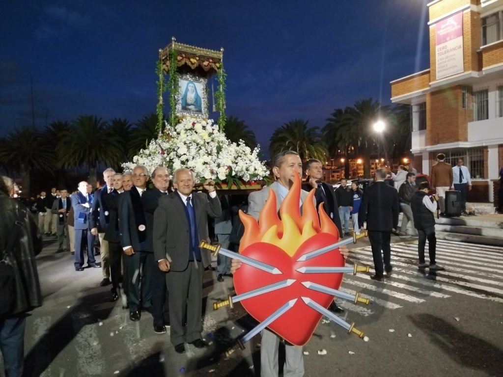 La Unidad Educativa Particular Borja lideró las actividades religiosas. Anoche hubo una procesión. / FCS