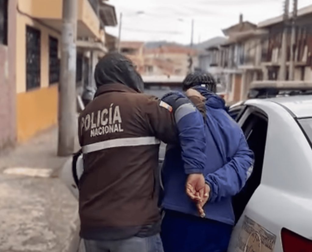 El hombre fue detenido en la Plaza del Arte. Foto captura