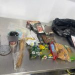 Hallan cocaína en encomienda en Cuenca que iba a Estados Unidos (EE.UU). La droga estaba oculta en algunos alimentos y golosinas.