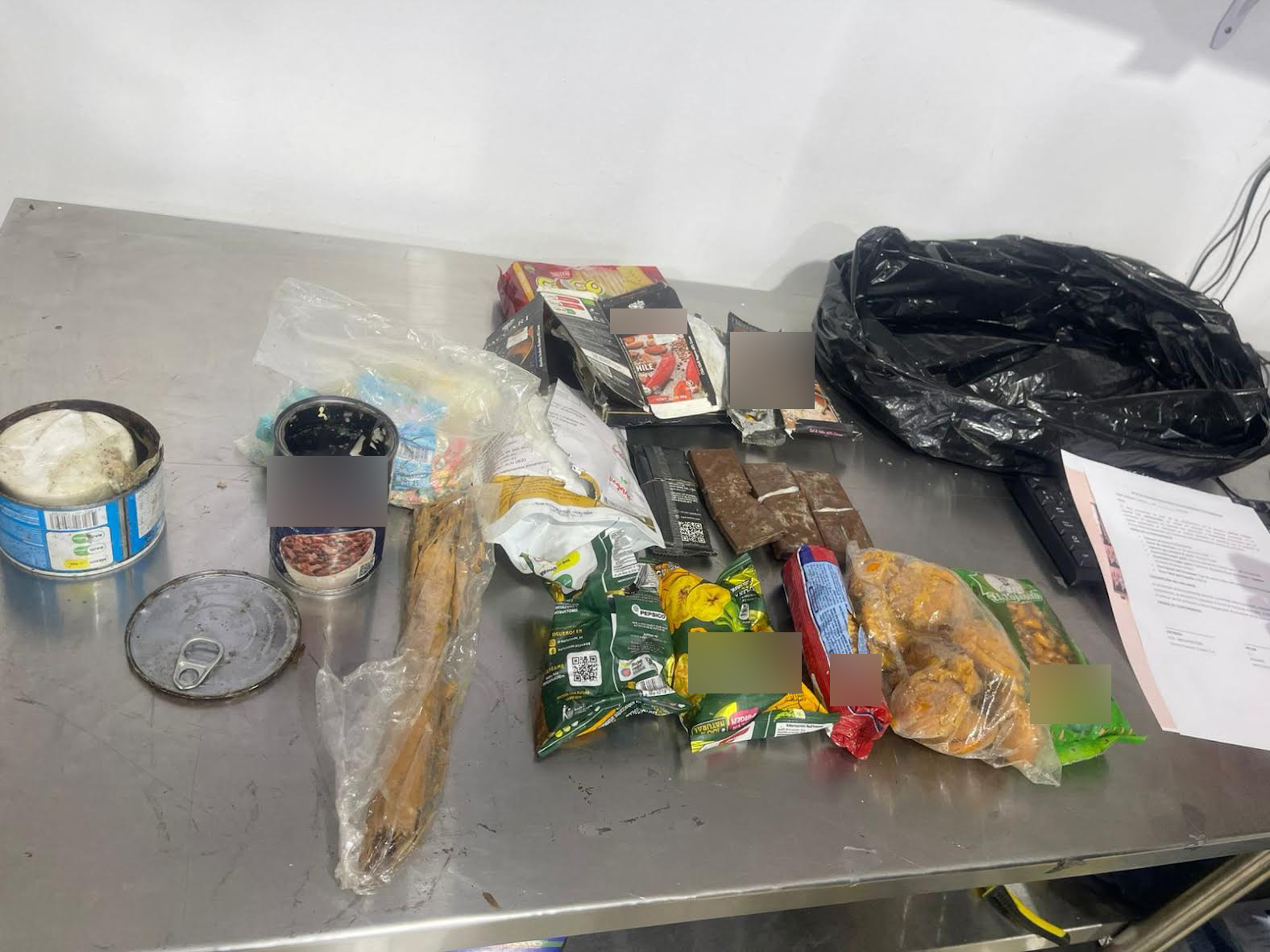 Hallan cocaína en encomienda en Cuenca que iba a Estados Unidos (EE.UU). La droga estaba oculta en algunos alimentos y golosinas.
