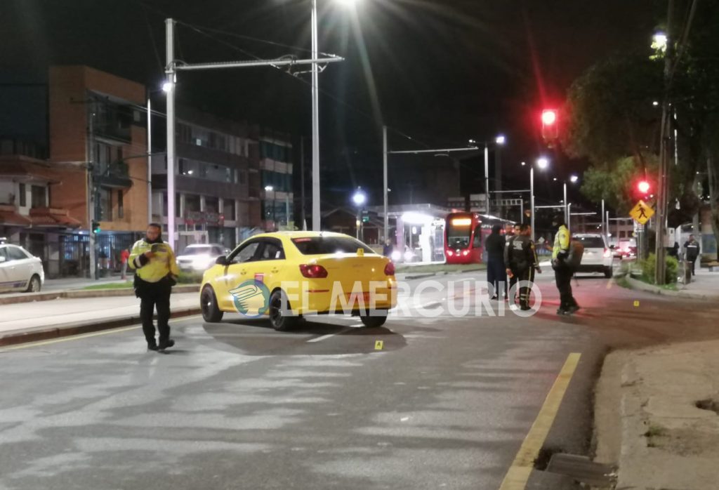 Personal de tránsito durante las indagaciones preliminares en la avenida De las Américas y calle Cebrián de Moreta, al sur de Cuenca. /FCS
