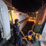 Con tanqueros se abastece de agua potable tras rotura de la tubería en la calle Cuzco. Foto: ETAPA EP