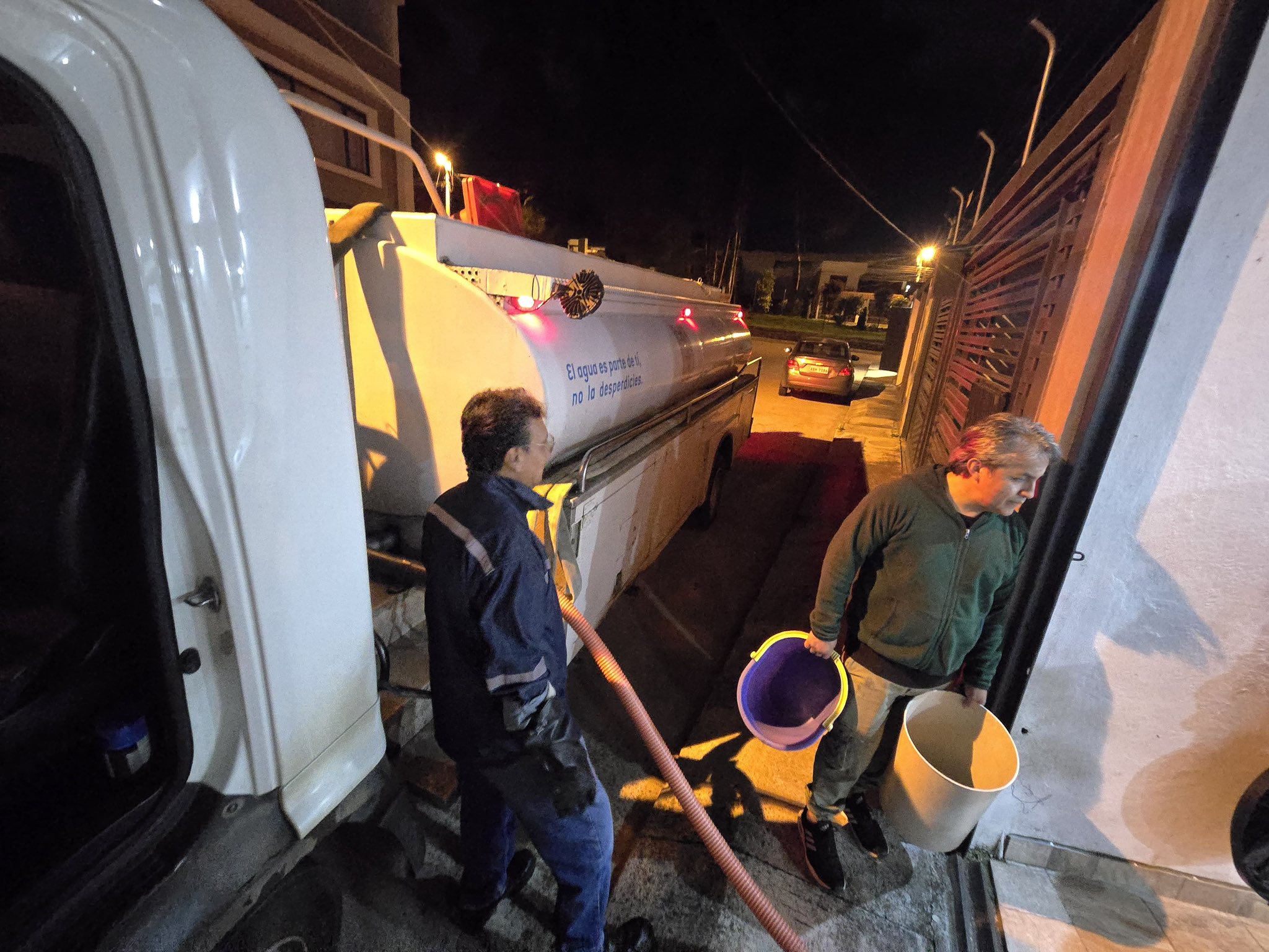 Con tanqueros se abastece de agua potable tras rotura de la tubería en la calle Cuzco. Foto: ETAPA EP