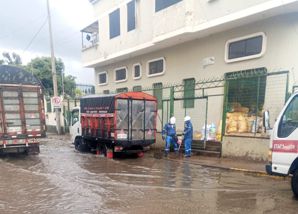 inundaciones que se registraron en Cuenca la tarde de este 27 de abril. Foto: ETAPA EP