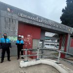 Miembros de la Guardia Ciudadana se encuentran en las afueras de la institución educativa. Foto: X