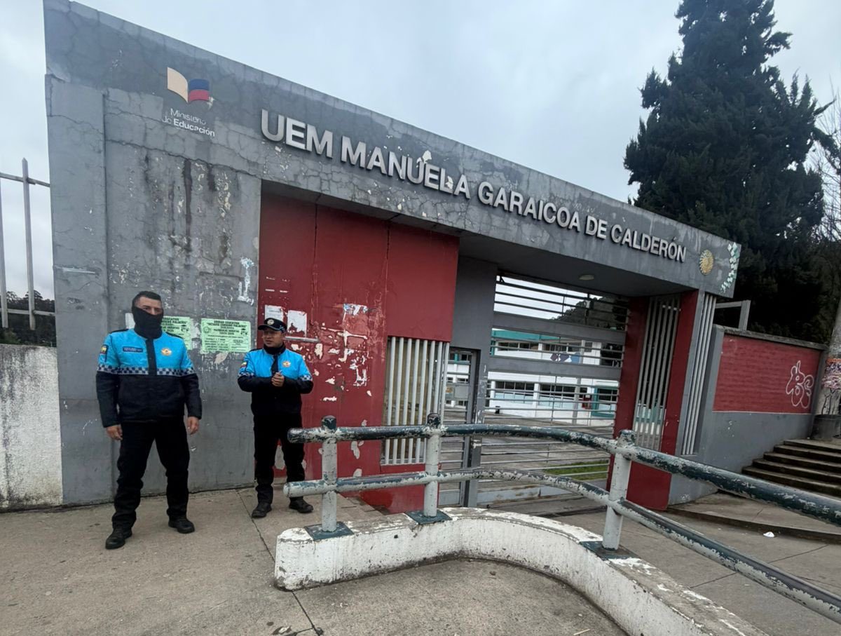 Miembros de la Guardia Ciudadana se encuentran en las afueras de la institución educativa. Foto: X