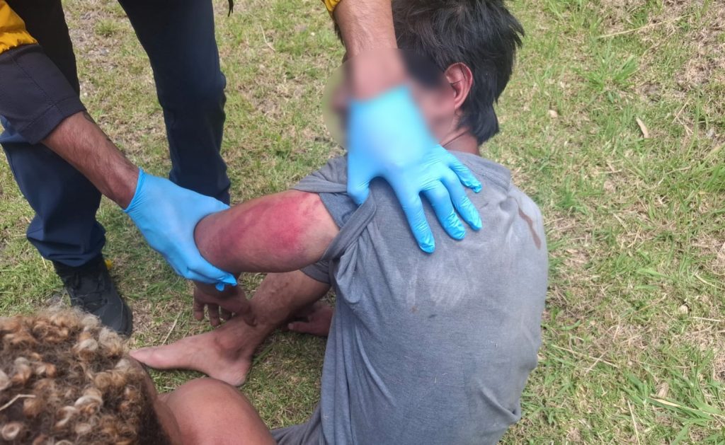 Dos ciudadanos fueron obligados a subirse a un vehículo particular para luego ser agredidos en Cuenca. /Cortesía