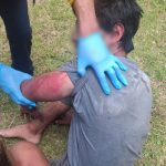 Dos ciudadanos fueron obligados a subirse a un vehículo particular para luego ser agredidos en Cuenca. /Cortesía