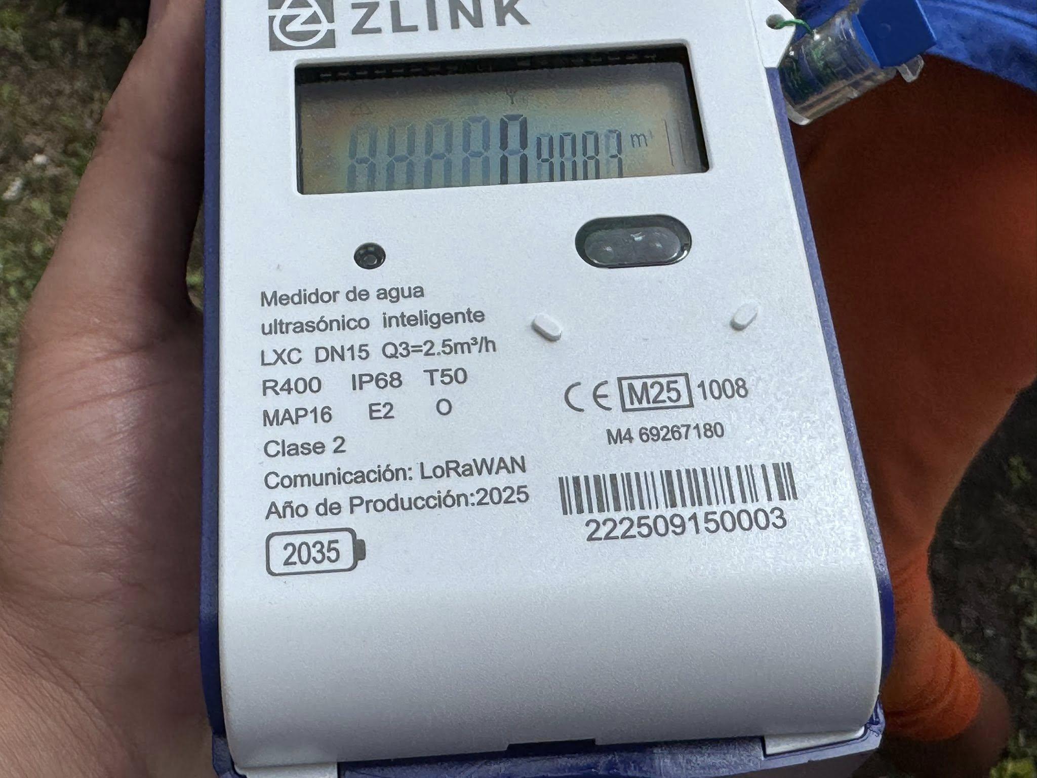 Estos son los equipos ultrasónicos que instala ETAPA en Cuenca. Foto: ETAPA