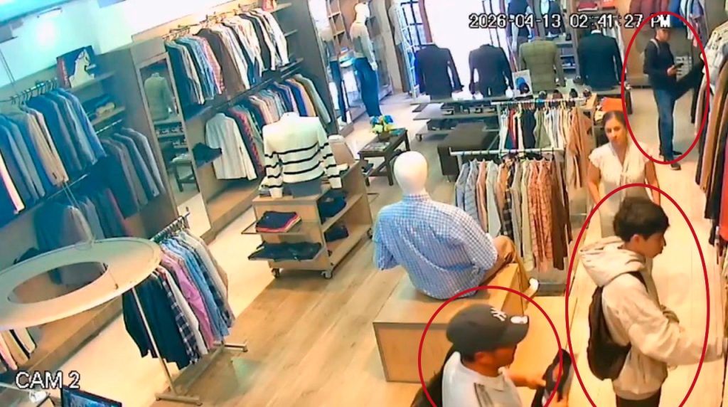 Policía busca a tres sospechosos de un robo en una boutique en el centro de Cuenca. Una cámara de seguridad captó el hecho.