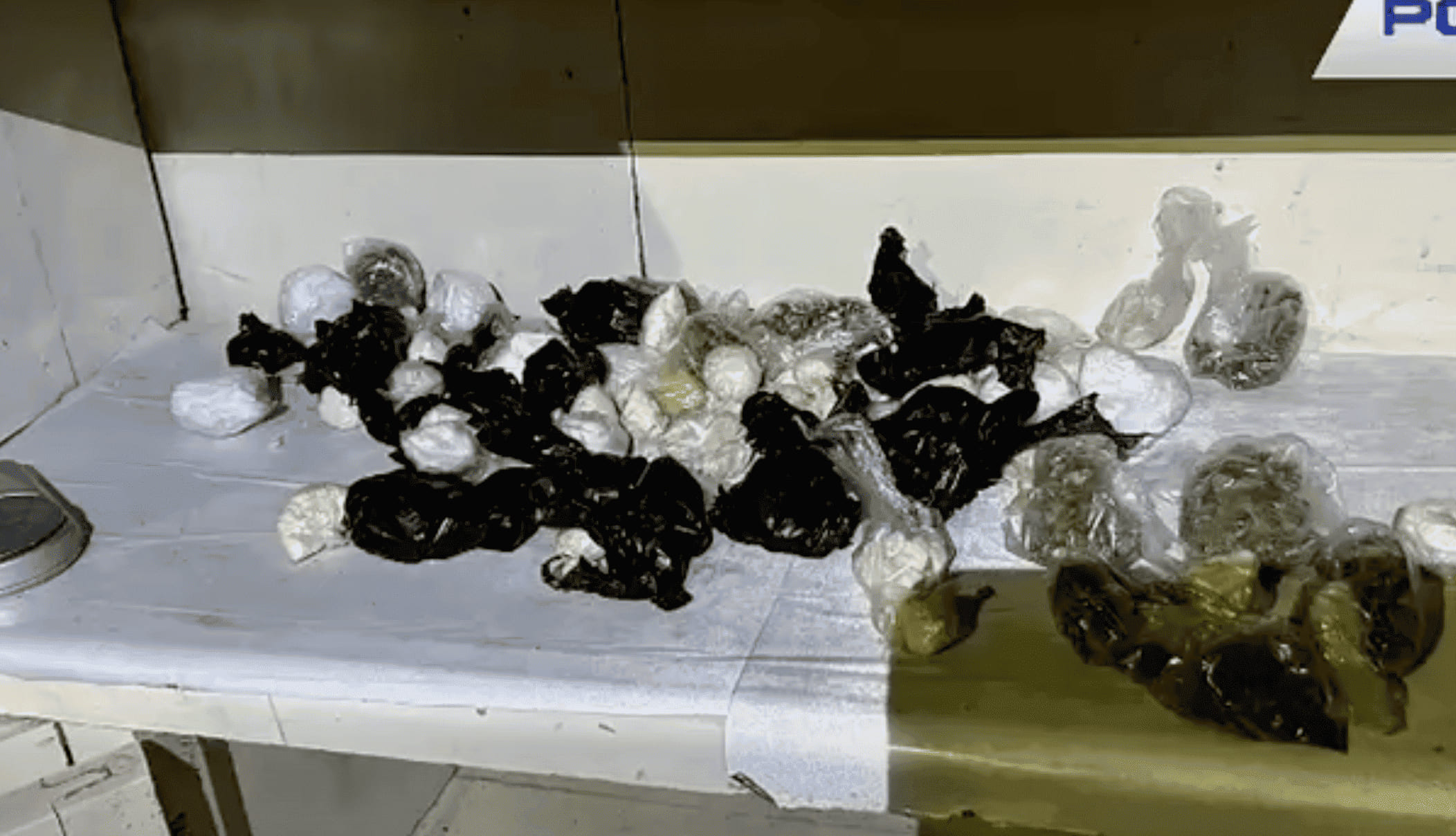 Cientos de dosis de droga se encontraron dentro de una vivienda. Foto captura