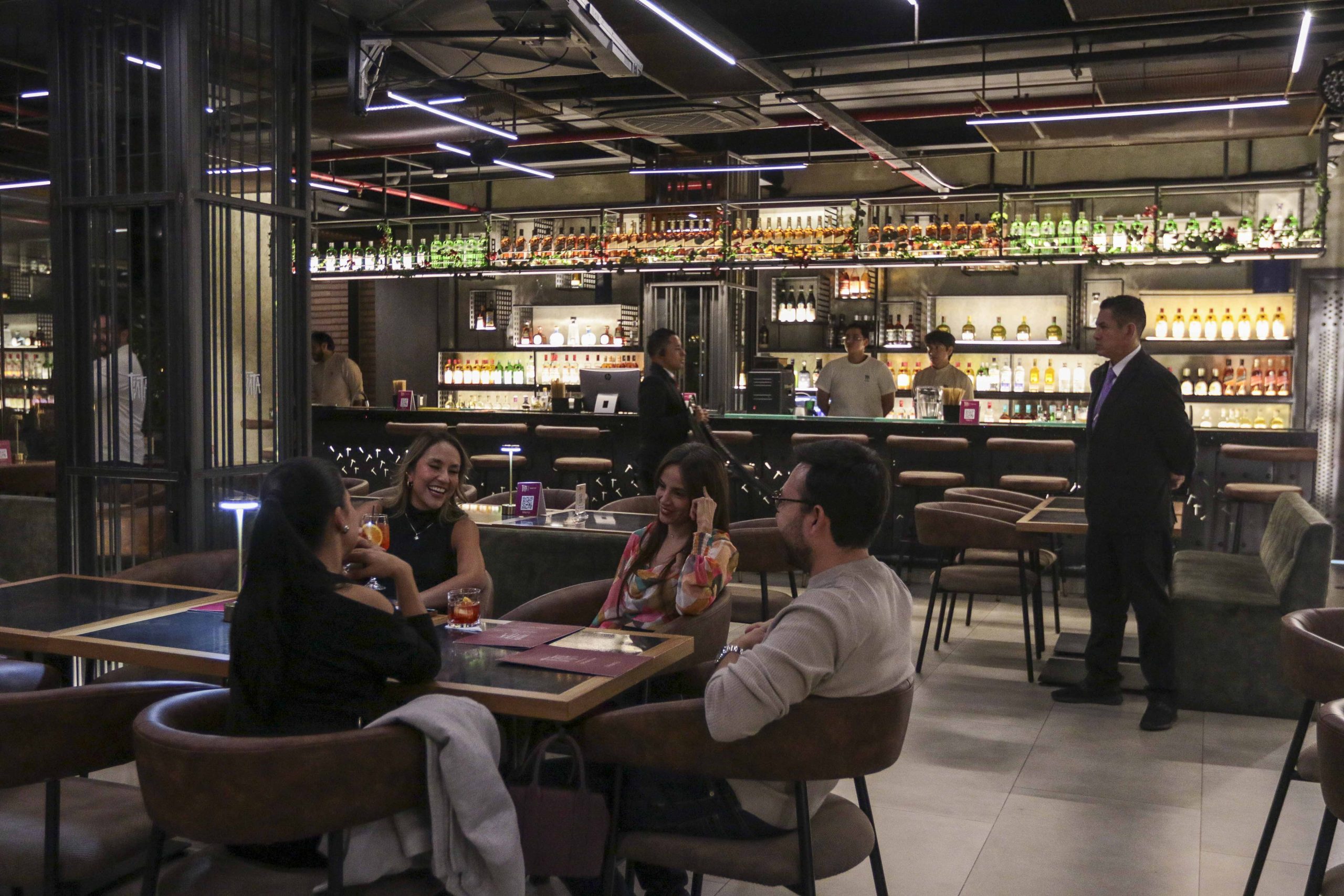 La vida nocturna se puede vivir de diferentes maneras en Cuenca. Foto: El Mercurio