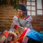 El libro y documental bilingüe ‘Pakarichiy hampikuna: Relatos de la partería y la salud ancestral’, es una iniciativa de ‘Warmi Imbabura’. /Cortesía
