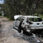 Este vehículo, en el que se movilizaba uno de los participantes del robo, fue quemado por la población en Chordeleg. Foto: El Mercurio
