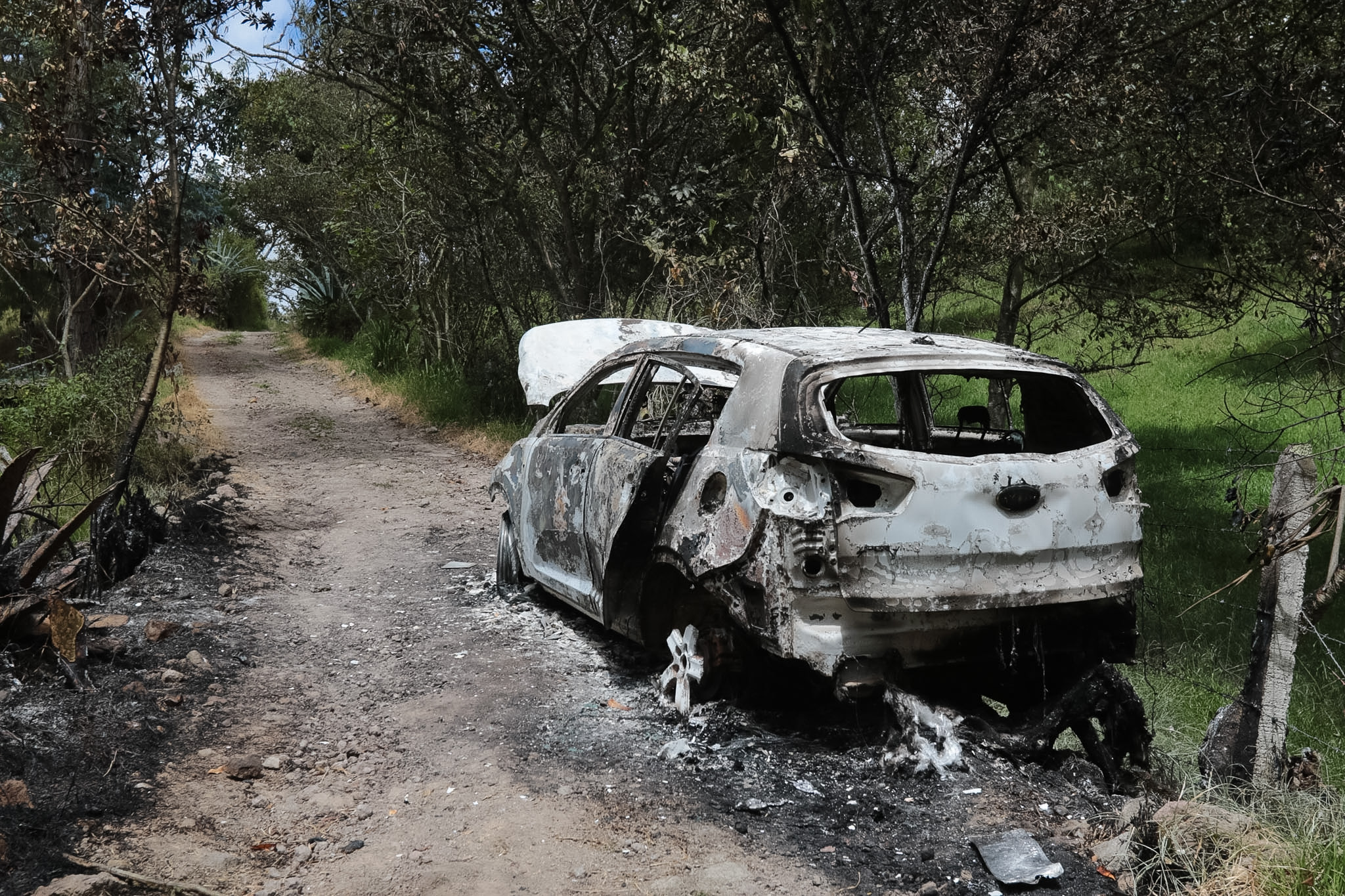 Este vehículo, en el que se movilizaba uno de los participantes del robo, fue quemado por la población en Chordeleg. Foto: El Mercurio