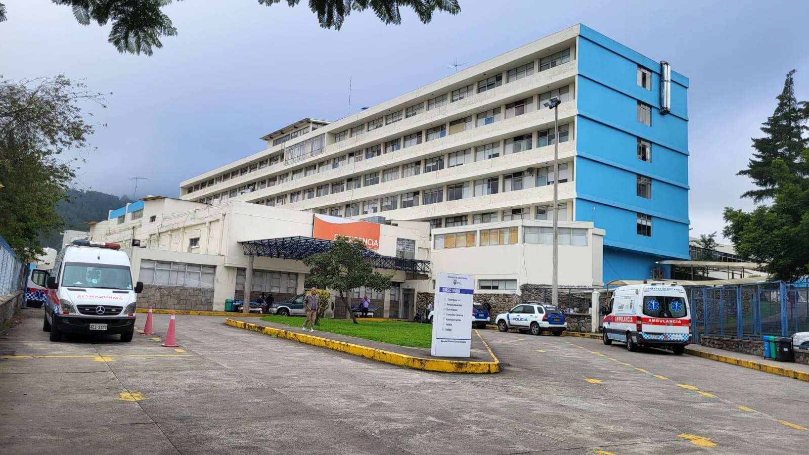 Pacientes de hospitales públicos compras sus medicinas. No hay algunos medicamentos en farmacias y bodegas