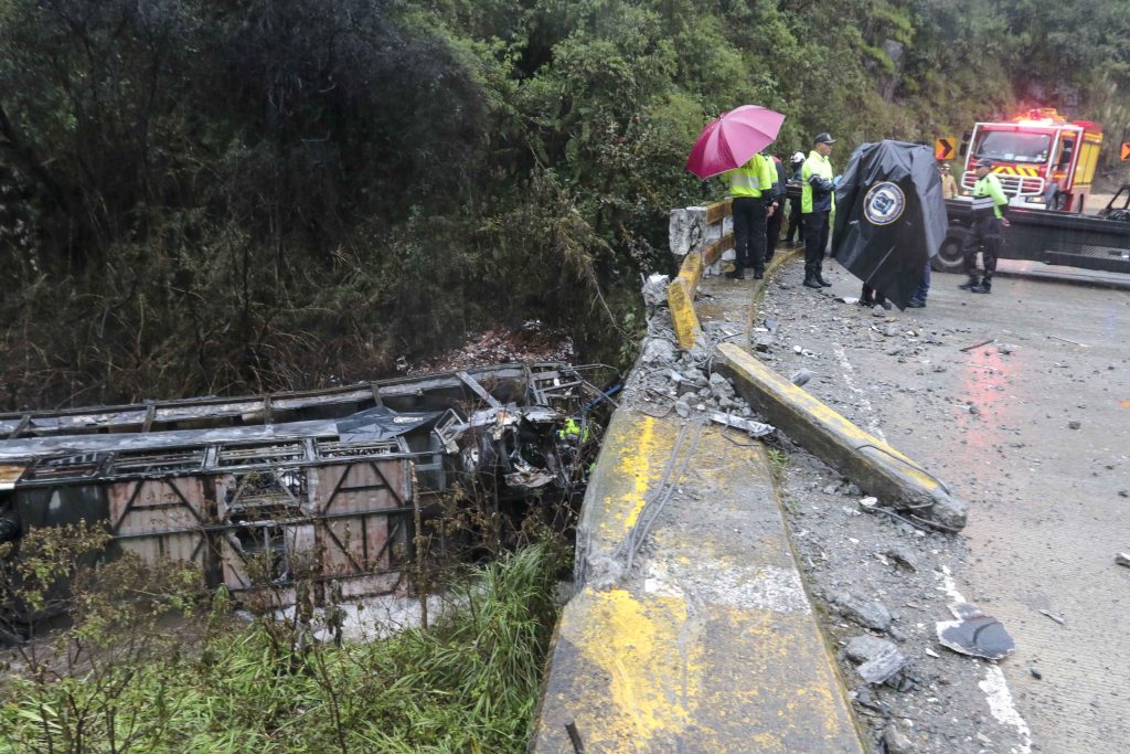 A 15 subió la cifra de fallecidos por el volcamiento de un bus de transporte interprovincial en la vía Cuenca – Molleturo – El Elmpalme. /EL MERCURIO