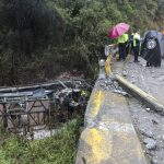A 15 subió la cifra de fallecidos por el volcamiento de un bus de transporte interprovincial en la vía Cuenca – Molleturo – El Elmpalme. /EL MERCURIO