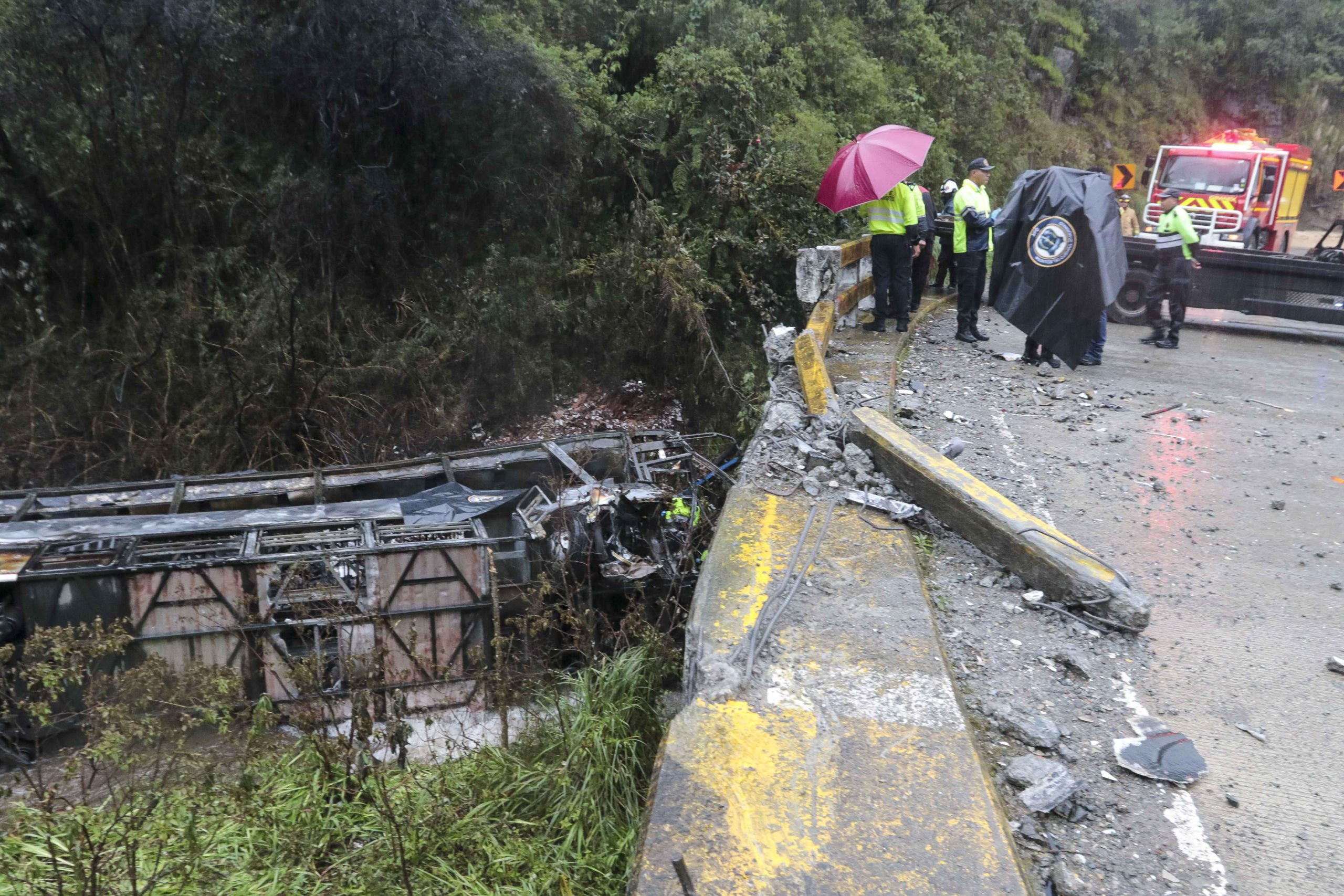 A 15 subió la cifra de fallecidos por el volcamiento de un bus de transporte interprovincial en la vía Cuenca – Molleturo – El Elmpalme. /EL MERCURIO