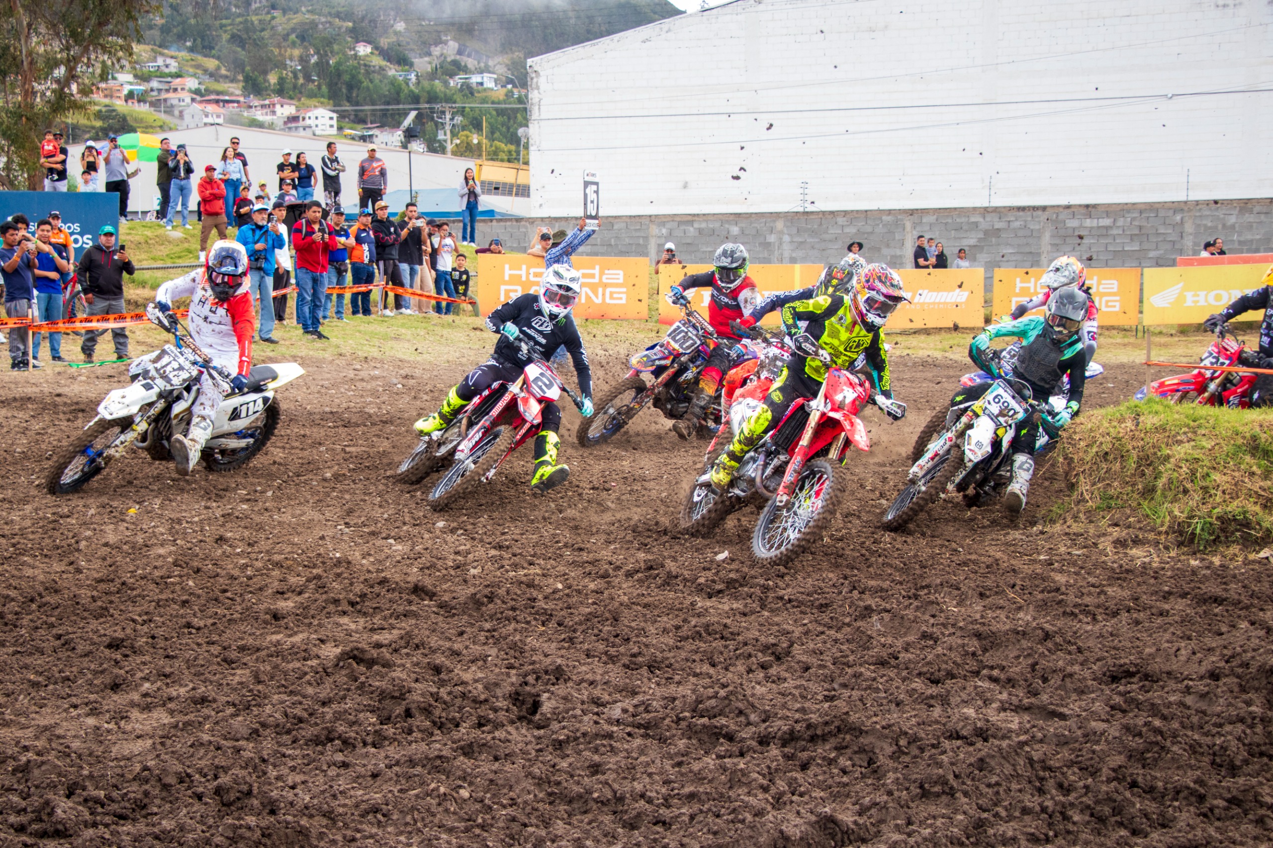 Largada de la categoría MX1A, donde participaron nueve pilotos en la pista MX Race Track de Capulispamba. JXR