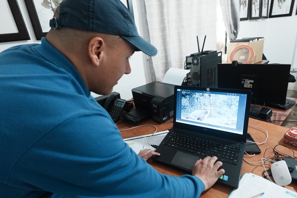 Juan Carlos Cedeño, técnico de la Junta Administradora de Agua Potable de Baños, monitorea a las especies que habitan en las zonas de recarga hídrica. /FCS