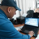 Juan Carlos Cedeño, técnico de la Junta Administradora de Agua Potable de Baños, monitorea a las especies que habitan en las zonas de recarga hídrica. /FCS
