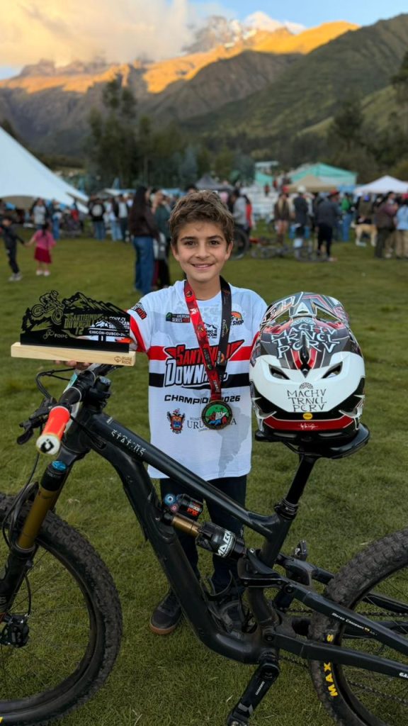 Mateo Cárdenas con el trofeo de primer lugar del Downhill de Perú. Foto: Cortesía