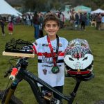 Mateo Cárdenas con el trofeo de primer lugar del Downhill de Perú. Foto: Cortesía