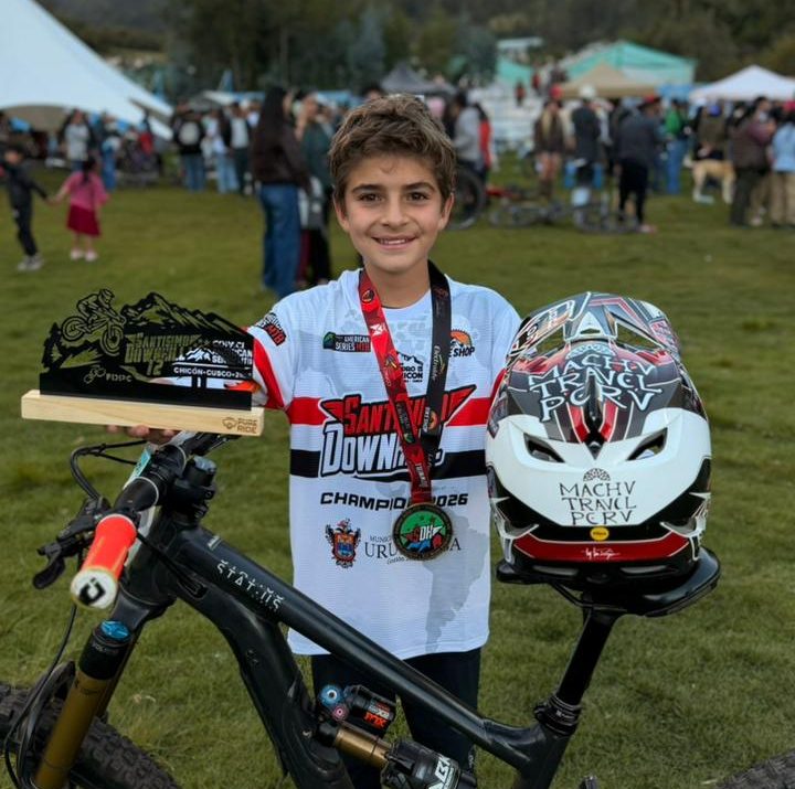 Mateo Cárdenas con el trofeo de primer lugar del Downhill de Perú. Foto: Cortesía