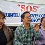 Edison Déleg (c), representante de los trabajadores de la salud del Hospital Vicente Corral Moscoso, aseguró que existe escases de medicinas y que las pocas medicinas de las bodegas son donaciones. /JIP