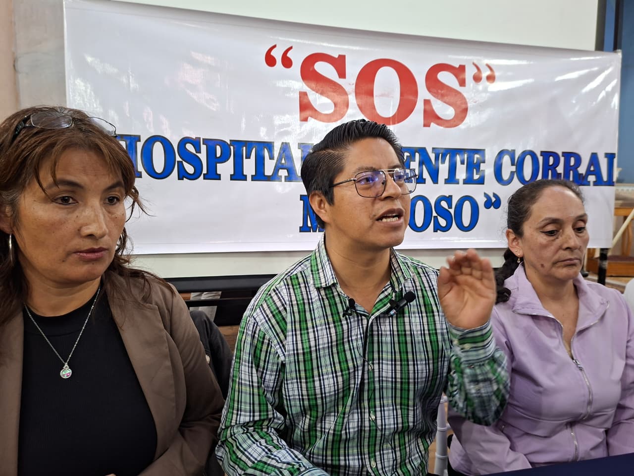 Edison Déleg (c), representante de los trabajadores de la salud del Hospital Vicente Corral Moscoso, aseguró que existe escases de medicinas y que las pocas medicinas de las bodegas son donaciones. /JIP