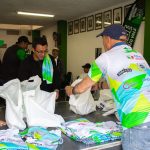 Atletas reciben los kits de competencia en la sede de la Cruz del Vado. / Cortesía
