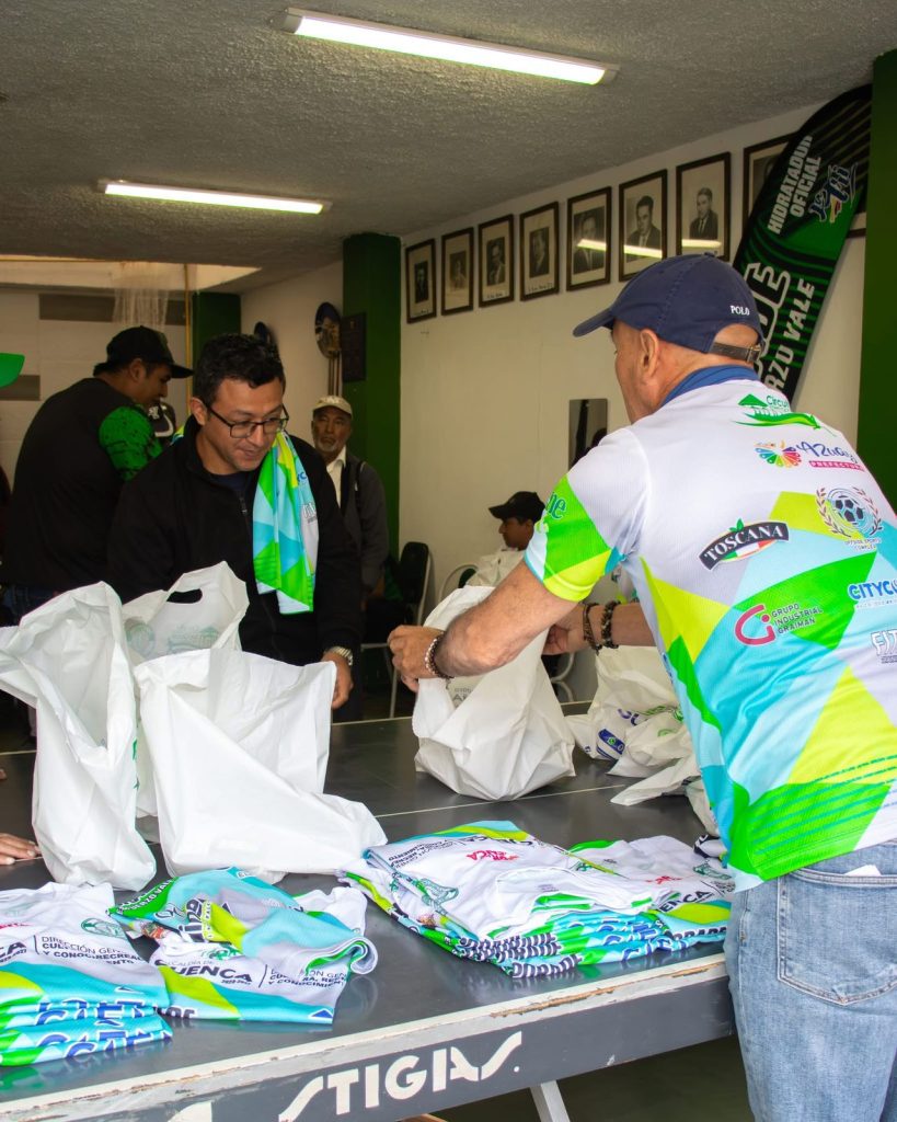 Atletas reciben los kits de competencia en la sede de la Cruz del Vado. / Cortesía