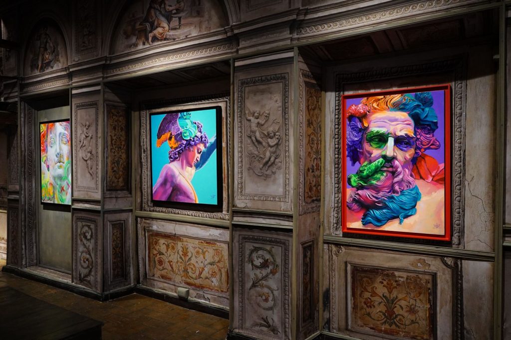 El artista Carlos “Coco Valdés” retornó de Dubái para abrir una galería en Cuenca.