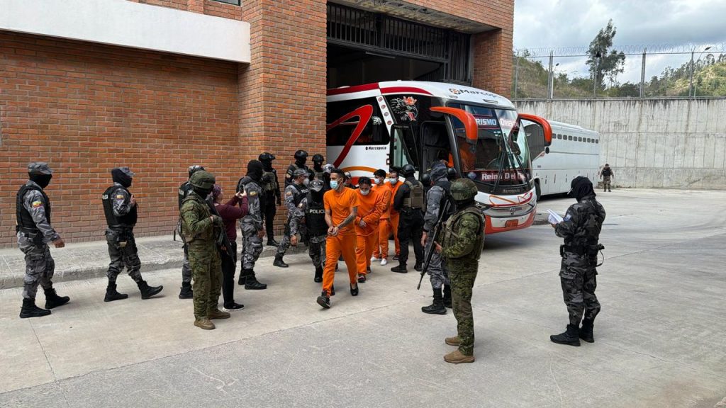 Personal militar registrado a los 197 privados de la libertad que llegaron desde Quito a la cárcel de Turi en Cuenca. /Cortesía