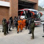 Personal militar registrado a los 197 privados de la libertad que llegaron desde Quito a la cárcel de Turi en Cuenca. /Cortesía