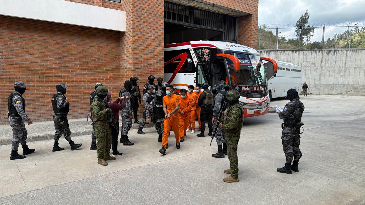 Personal militar registrado a los 197 privados de la libertad que llegaron desde Quito a la cárcel de Turi en Cuenca. /Cortesía