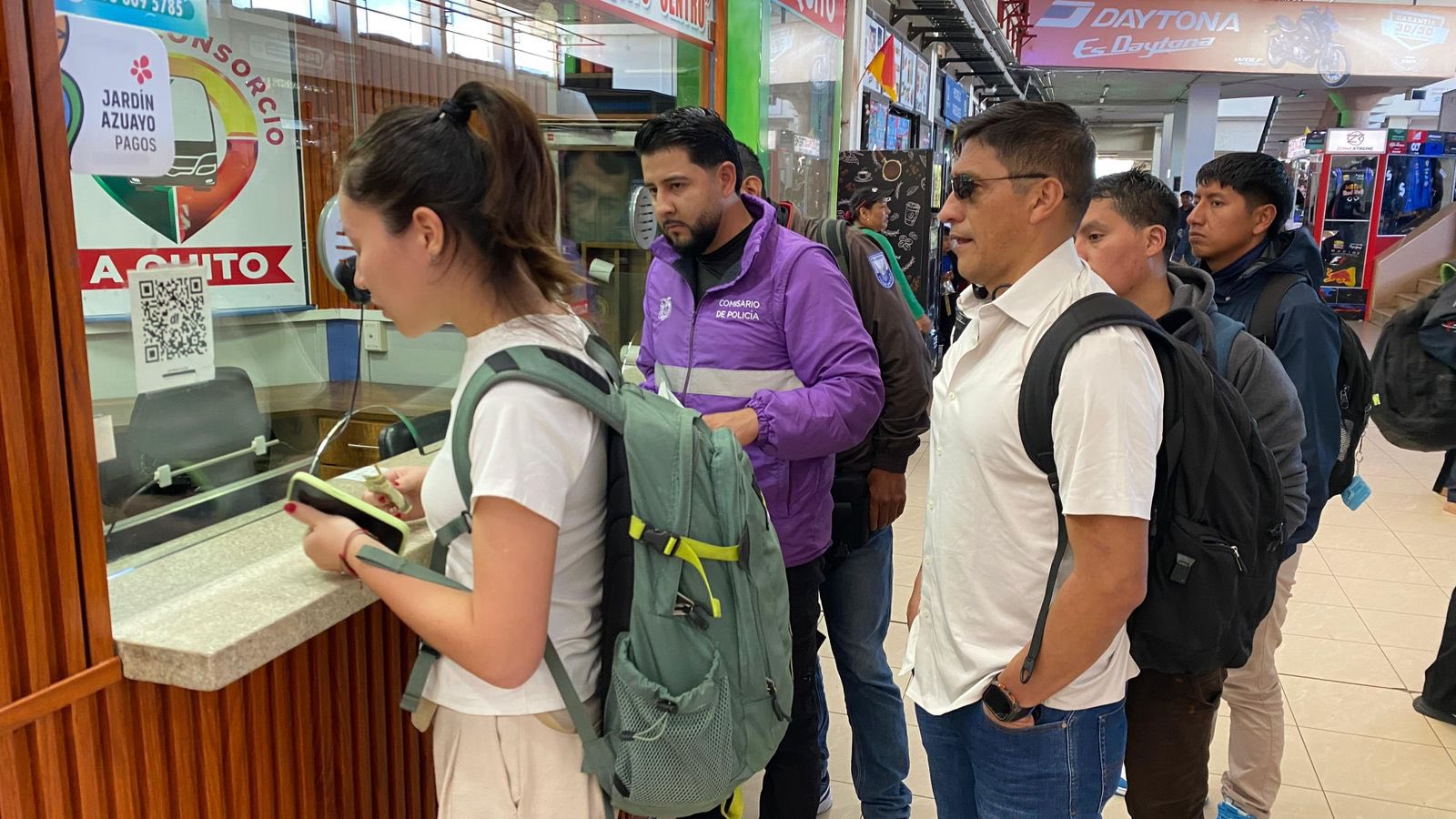 Los controles se ejecutaron en la Terminal Terrestre de Cuenca según se informó desde la Gobernación del Azuay. /Cortesía