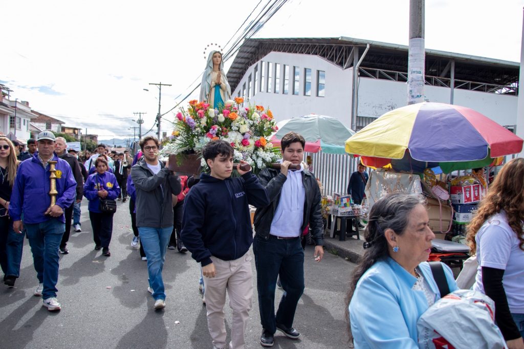 Los fieles cargaron la imagen de la Virgen María para celebras las primeras festividades de la Vicaría Cristo Salvador. JR