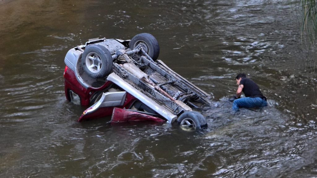 Un vehículo particular cayó al río Yanuncay a la altura de la vía a Barabón. /Cortesía