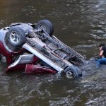 Un vehículo particular cayó al río Yanuncay a la altura de la vía a Barabón. /Cortesía