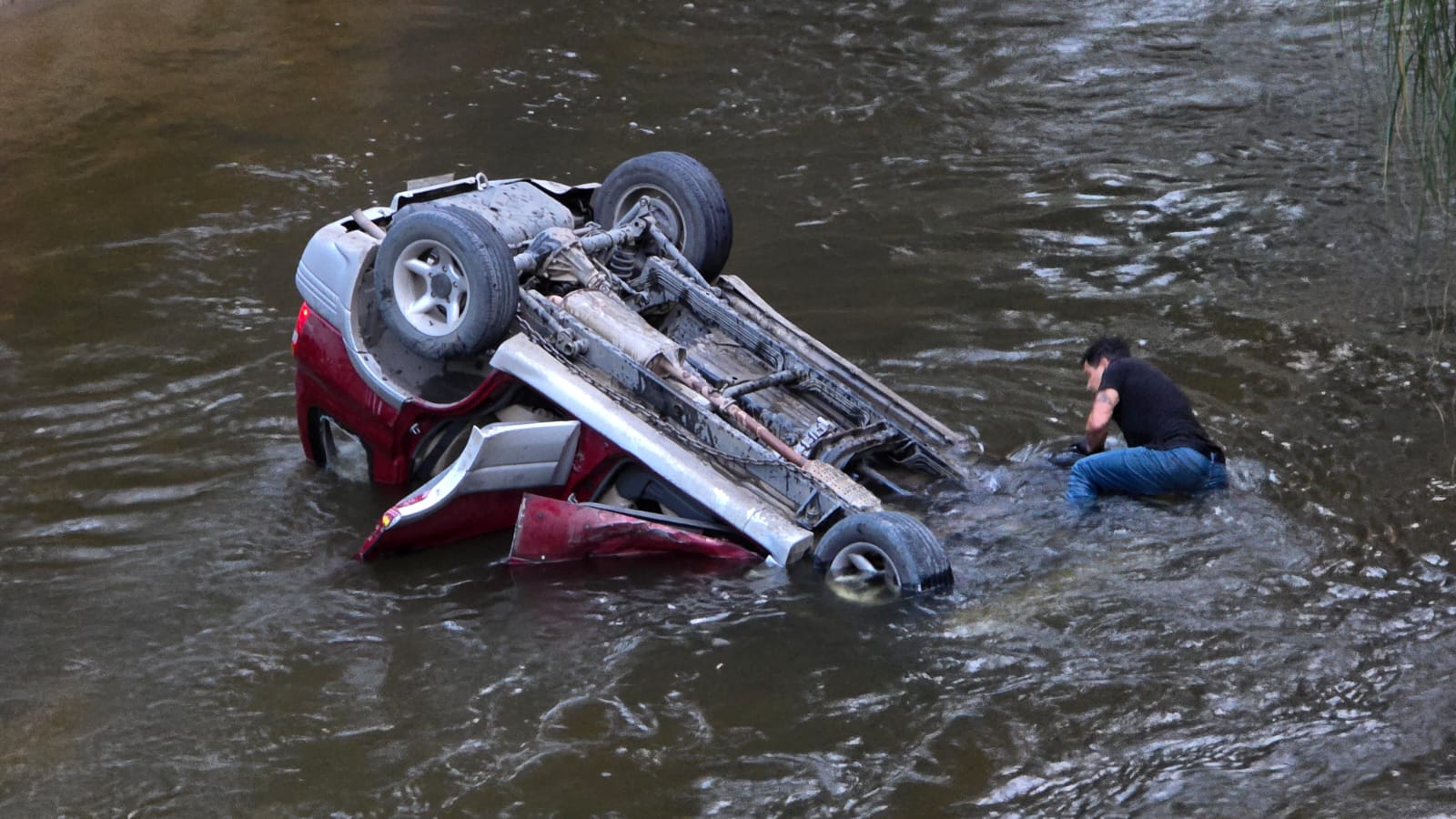 Un vehículo particular cayó al río Yanuncay a la altura de la vía a Barabón. /Cortesía